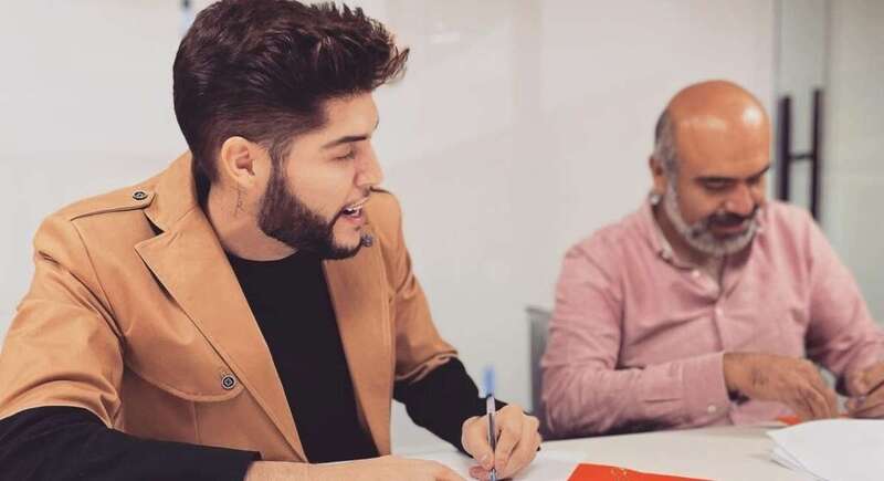 Firma el contrato de José Otero con Warner Music/Warner Music.